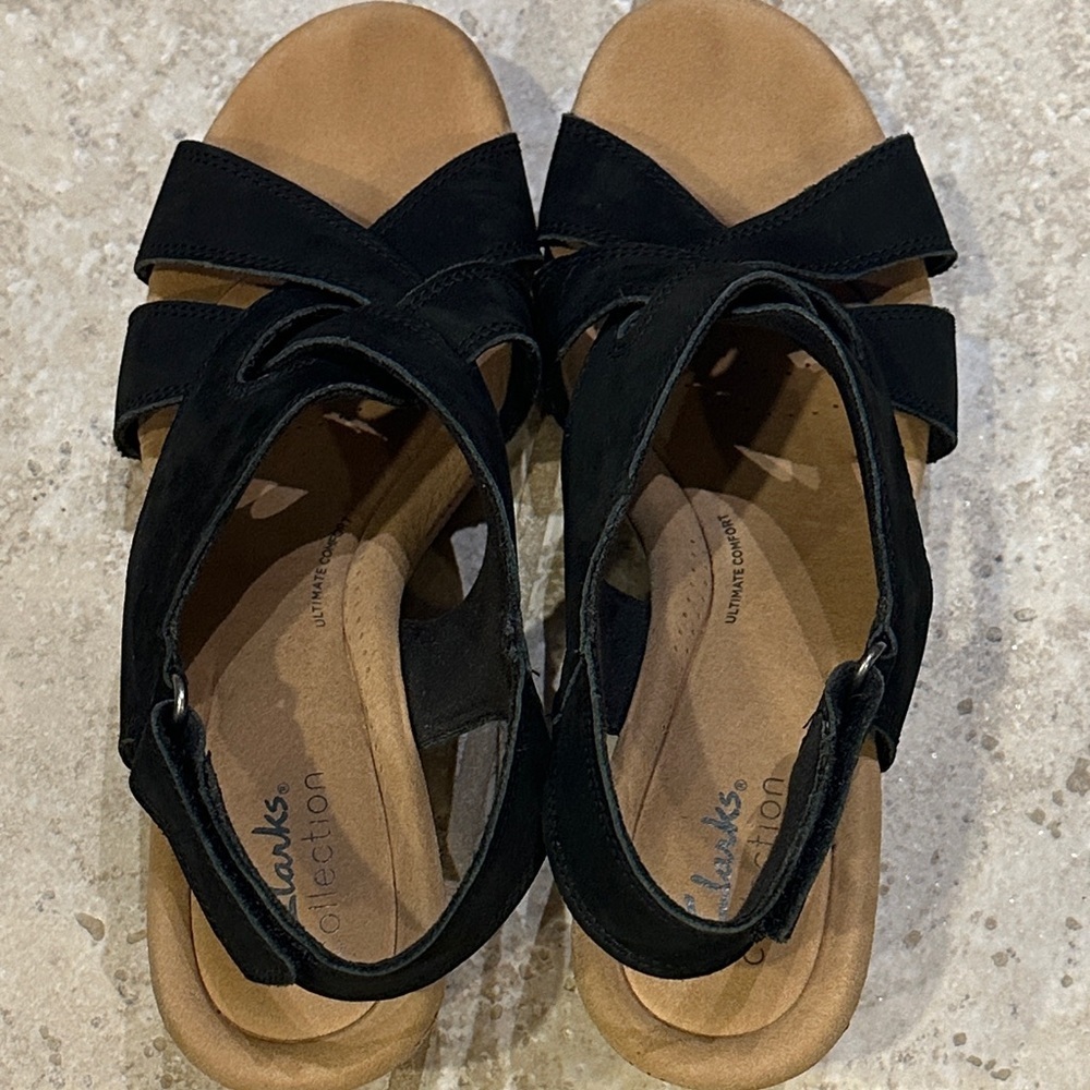 Clarks Women's Black and Tan Sandals​​ - Picture 5 of 6